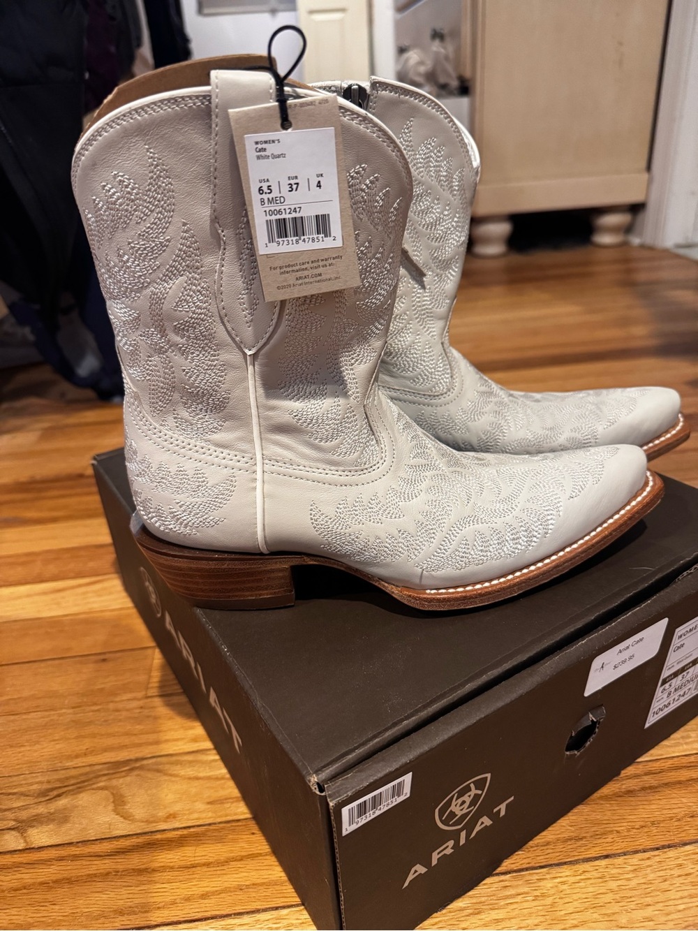 Ariat Women's White really pretty Embroidered Western Ankle Boots